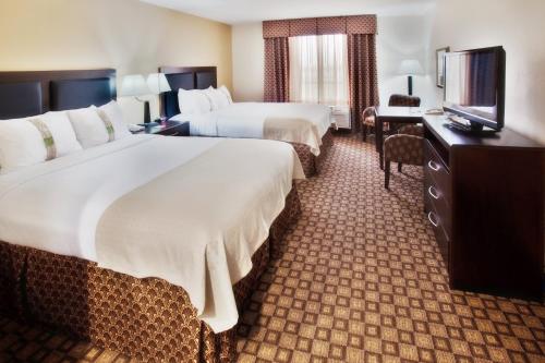 Llit o llits en una habitació de Holiday Inn Quincy, an IHG Hotel
