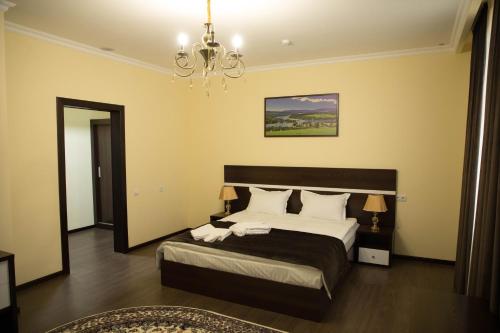 Säng eller sängar i ett rum på Marhabo Hotel Palace