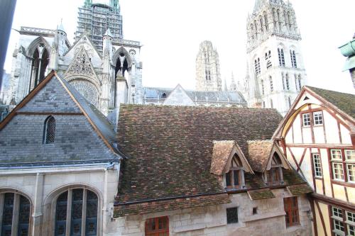 Photo de la galerie de l'établissement F2 de charme au cœur de Rouen, vu unique sur la cathédrale, à Rouen