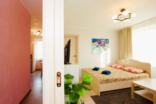 モスクワにあるFlatio on Old Arbatのベッドルーム1室(ピンクの枕が付いたベッド1台付)