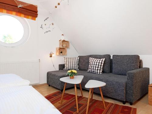 ein Wohnzimmer mit einem Sofa und einem Tisch in der Unterkunft Landhaus Residenz Ostsee Meeresbrise in Insel Poel
