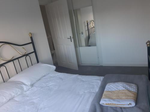 una camera con letto bianco e specchio di Marias House a Newcastle upon Tyne