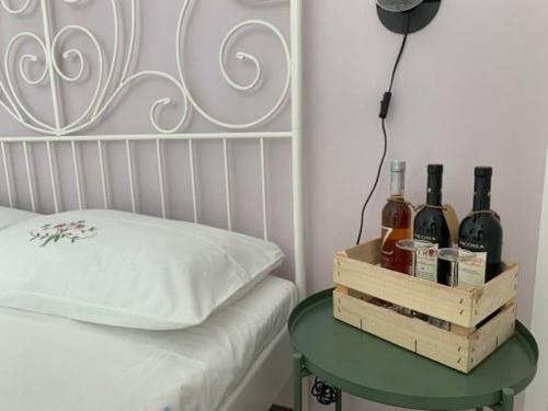 Habitación con mesa y botellas de vino en Talìa B & B, en Agira