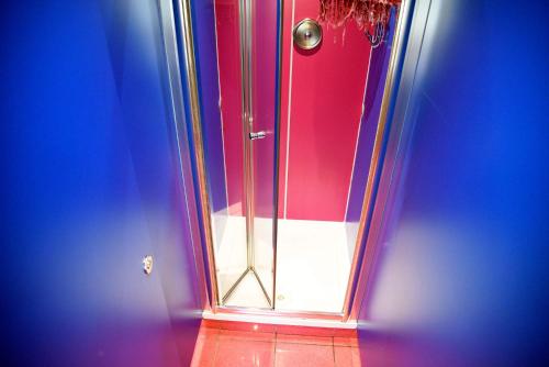 Drzwi do łazienki z przeszkloną kabiną prysznicową w obiekcie Portree Independent Hostel w mieście Portree