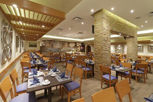 En restaurang eller annat matställe på Holiday Inn Monterrey Norte, an IHG Hotel