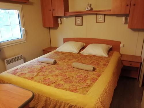 Tempat tidur dalam kamar di Mas Maurane - L'Olivier avec SPA privé aux portes d'ARLES