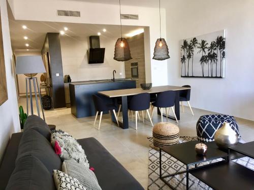 un salon avec un canapé et une table dans l'établissement Luxueux appt Vieil Antibes Port Plage TOUT équipé pour 8, à Antibes