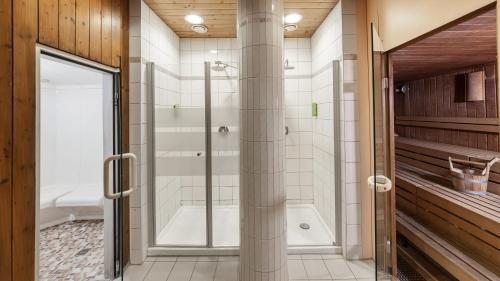 Kylpyhuone majoituspaikassa Holiday Inn Munich - South, an IHG Hotel