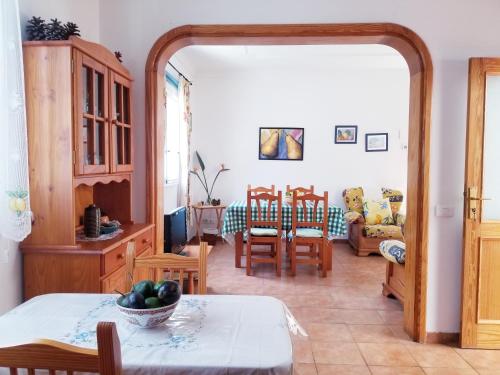 eine Küche und ein Esszimmer mit einem Tisch und Stühlen in der Unterkunft Casa Camino Tamadaba in Agaete
