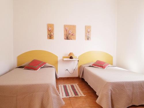 Dos camas sentadas en una habitación con dos en Casa Camino Tamadaba, en Agaete