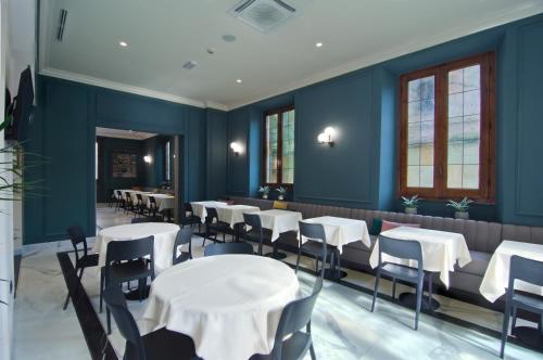 a dining room with white tables and chairs at Hotel Golf in Florence