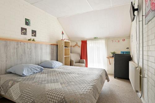 Кровать или кровати в номере Hotel de Waalehof