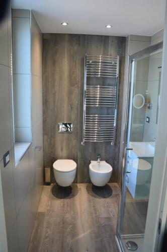ein Bad mit einem WC und einem Waschbecken in der Unterkunft Luxury Bellevue Centro Città in Pescara