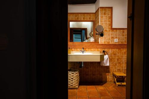 Koupelna v ubytování Apartamentos Puente de la Judería