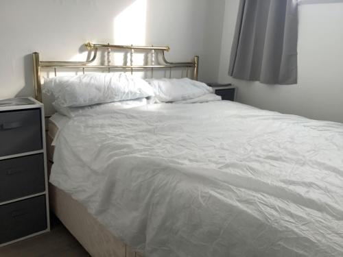ヘムズビーにある245 Sundownerの白いベッド(金属製のヘッドボード、枕付)