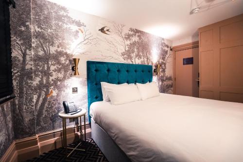 Habitación de hotel con cama y teléfono en Lock and Key Boutique Hotel - Duke Street en Liverpool
