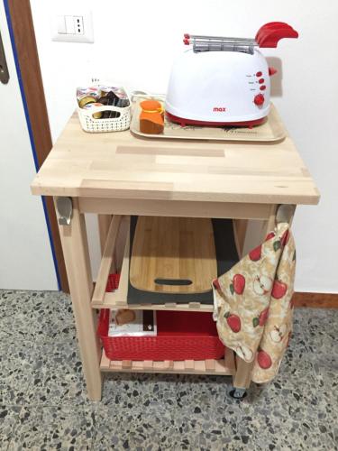 a small table with a toaster on top of it at Pagu Pagu de Paradisu - A little bit of paradise in Gàiro SantʼElena