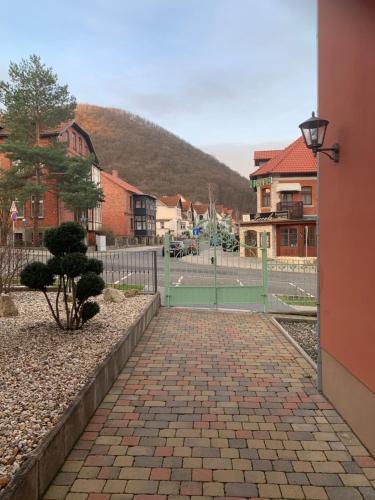 Cảnh núi rừng hoặc tầm nhìn ra núi từ căn hộ