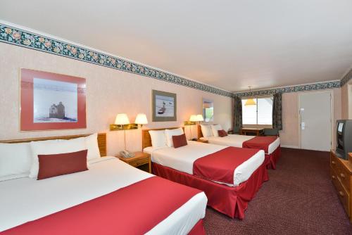 Säng eller sängar i ett rum på Americas Best Value Inn Mackinaw City