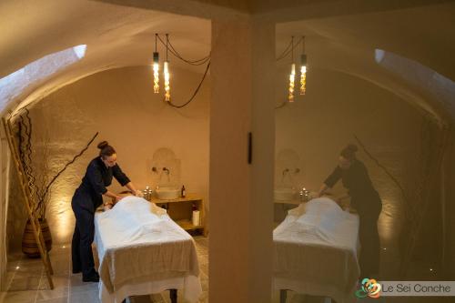 Postel nebo postele na pokoji v ubytování Le Sei Conche Relais & SPA