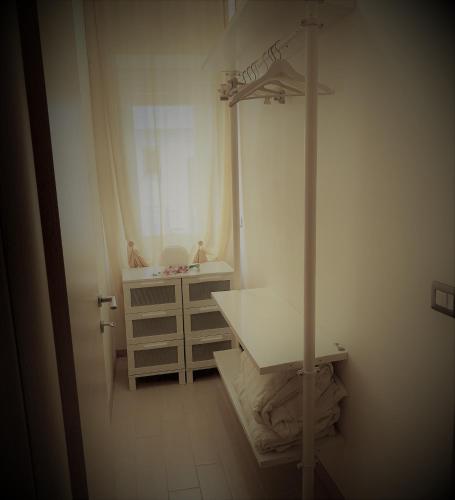a bathroom with a mirror and a sink and a shelf at Maison Belle Vue in Chioggia