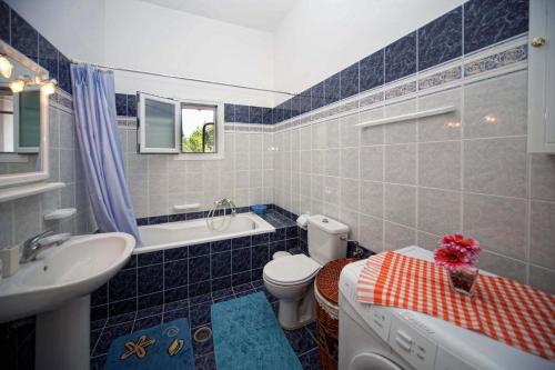 Et badeværelse på Crystal Blue Aparthotel