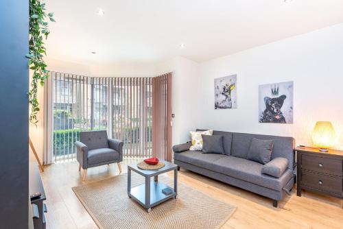 Spacious Sleek & Modern 7 mins walk to City Centre