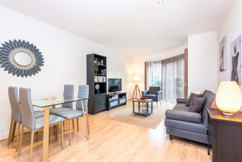 Spacious Sleek & Modern 7 mins walk to City Centre