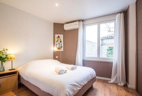 une chambre avec un lit et une fenêtre dans l'établissement Rosa Bonheur by Cocoonr, à Toulouse