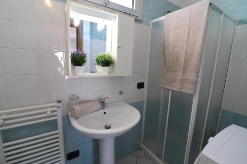 La salle de bains est pourvue d'un lavabo et d'une douche. dans l'établissement Casa vacanze frida a Otranto centro, Salento, mono 2/3 posti, à Otrante