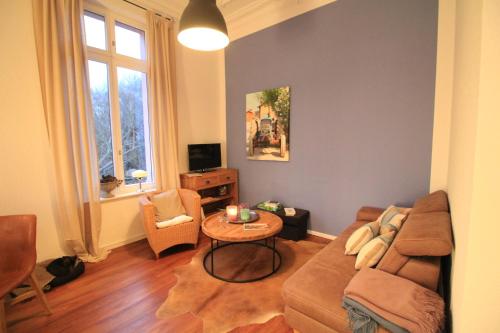 sala de estar con sofá y mesa en Villa Hintze Wohnung 9, en Heringsdorf