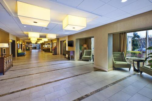 eine Lobby eines Krankenhauses mit grünen Stühlen und einem Wartezimmer in der Unterkunft Holiday Inn Gaithersburg, an IHG Hotel in Gaithersburg