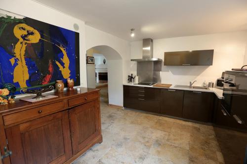 une cuisine avec un évier et un plan de travail dans l'établissement le mas de la bohéme, à Arles