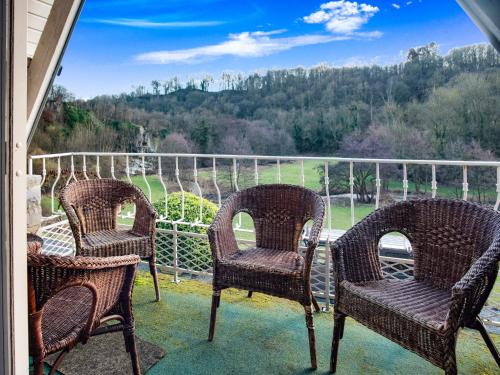 3 sillas de mimbre sentadas en un porche con vistas en Modern Holiday Home in Sosoye with Private Swimming Pool, en Sosoye