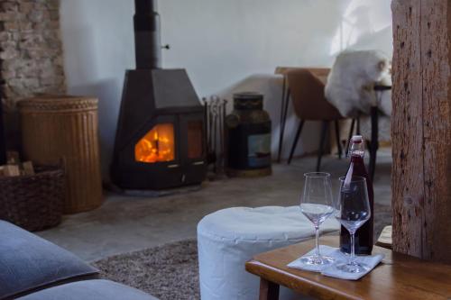 a living room with two wine glasses and a fireplace at Pure Passie Bed and Breakfast in Willemstad