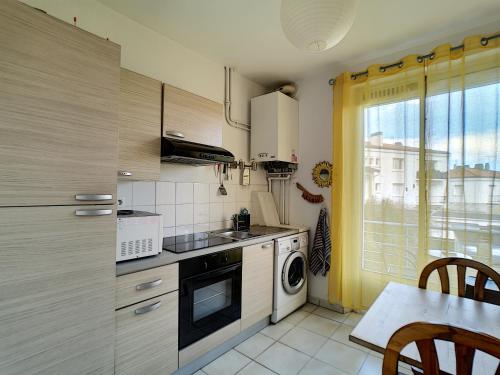 Il comprend une cuisine équipée d'une cuisinière et d'un lave-vaisselle. dans l'établissement Horizons 