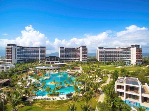 Sofitel Sanya Leeman Resort في سانيا: اطلالة جوية على منتجع مع مسبح