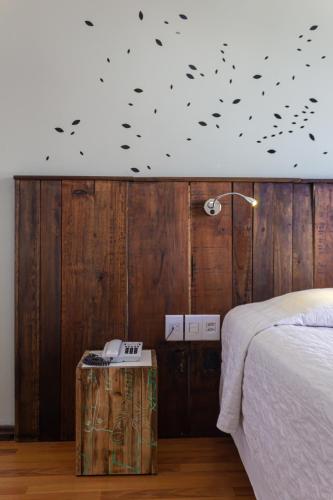 a bedroom with a bed with birds on the ceiling at Eko Residence Hotel - próximo a Santa Casa e Auditório Araujo Vianna in Porto Alegre
