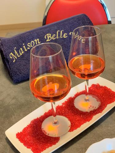 two glasses of wine sitting on a plate at Maison Belle Vue in Chioggia