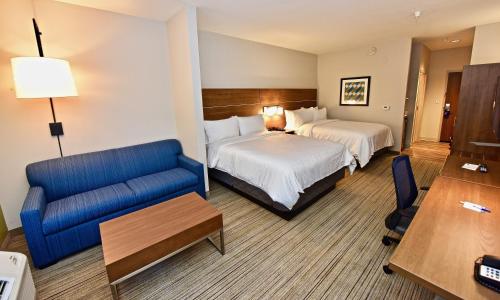 Holiday Inn Express & Suites - Perryville I-55, an IHG Hotel tesisinde bir odada yatak veya yataklar