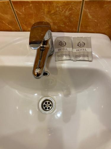 アバカンにあるApart-Hotel Mirkvartirの洗面台(蛇口付)と歯ブラシ2本