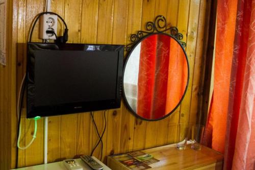 ガリャーチ・クリュチにあるПоместье Холодный Ручейの鏡、木製の壁掛けテレビ付