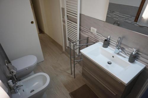 uma casa de banho com um lavatório branco e um WC. em B&b In Piazza - San Gemini - Umbria em San Gemini