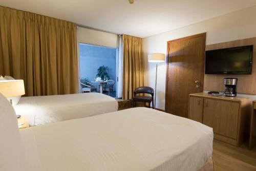 Ένα ή περισσότερα κρεβάτια σε δωμάτιο στο Holiday Inn Montevideo by IHG