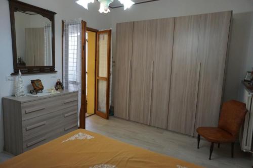 um quarto com uma cama, uma cómoda e um espelho em B&b In Piazza - San Gemini - Umbria em San Gemini