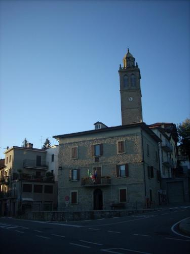 Un edificio con una torre de reloj en la parte superior. en Bed and Breakfast lo Scrigno, en Polinago
