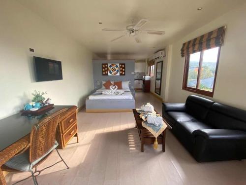 salon z łóżkiem i kanapą w obiekcie Green​ house​ Samui w mieście Bophut