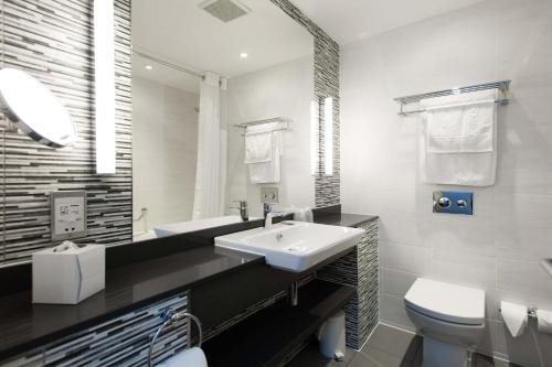 Ein Badezimmer in der Unterkunft Holiday Inn Darlington - NORTH A1M, JCT.59 by IHG
