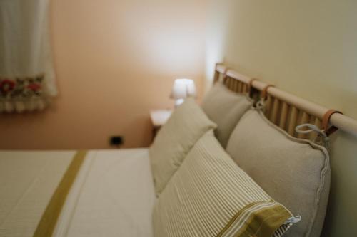 ein Bett mit zwei Kissen auf einem Zimmer in der Unterkunft A Marina in Monforte San Giorgio Marina