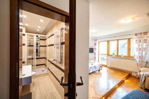 a room with a door leading to a bedroom at Willa Czajka - Widokowe Apartamenty in Zakopane